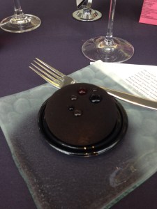 Kummituksen samettinen nimikkoleivos.